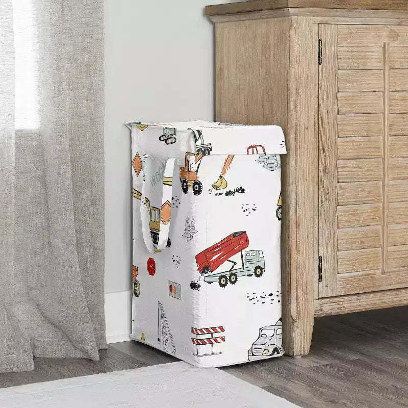 Sweet Jojo Designs Panier à linge pliable pour garçon avec poignées Motif camion de chantier Rouge, bleu et gris