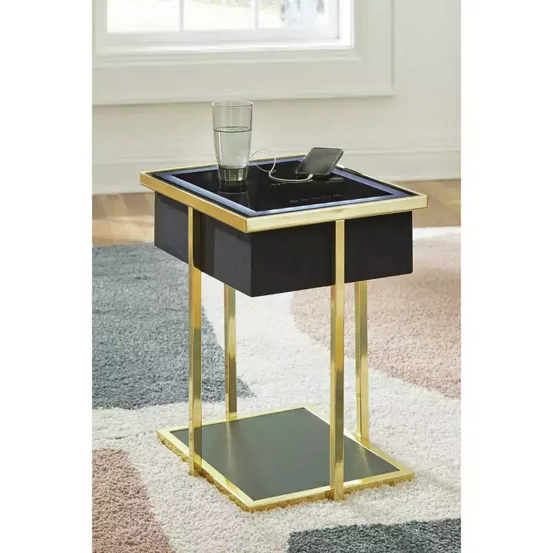 Table d'appoint intelligente Rexwell Signature Design by Ashley avec haut-parleur Bluetooth et chargement sans fil, finition noire et dorée