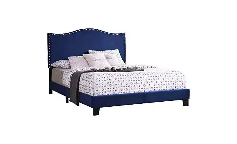 Lit capitonné en velours bleu Clarno avec garniture cloutée de la marque Kings