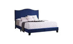 Lit capitonné en velours bleu Clarno avec garniture cloutée de la marque Kings