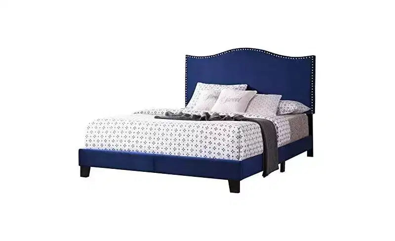 Lit capitonné en velours bleu Clarno avec garniture cloutée de la marque Kings