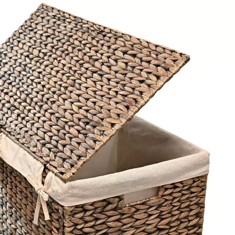 happimess Sawyer 24 Panier à linge pliable classique de style ferme en jacinthe tressée à 2 sections avec doublure lavable, poignées et couvercle