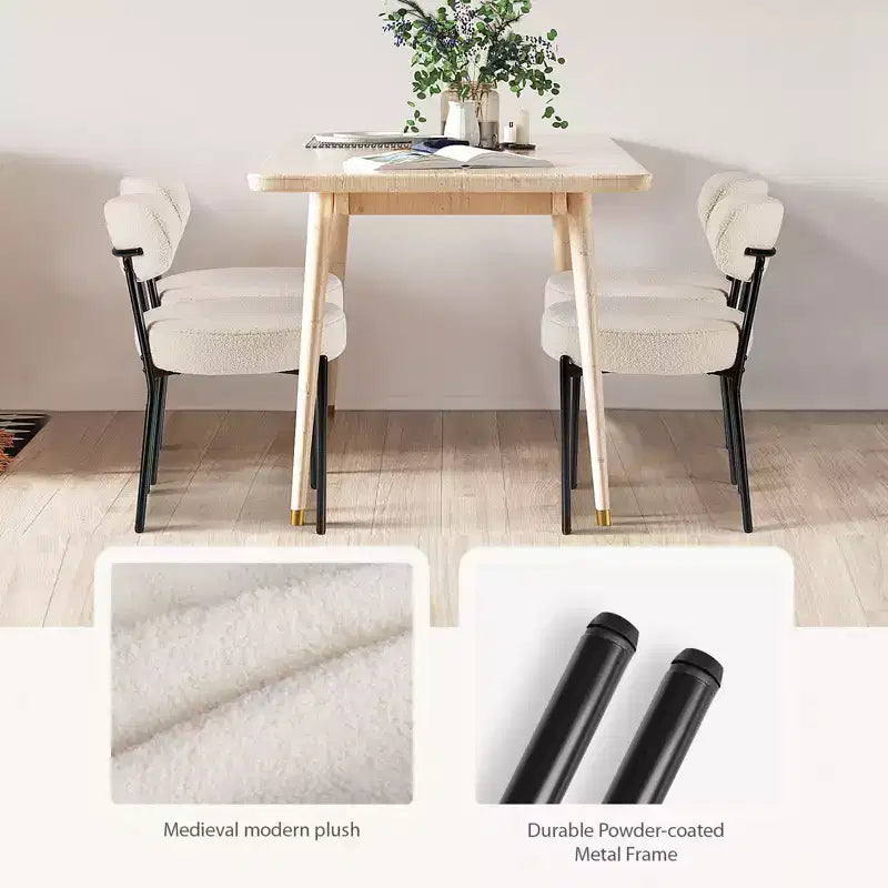 Lot de 2 chaises de salle à manger confortables avec coussin d'assise blanc et dossier rembourré, structure en acier noir pour salle à manger et chambre à coucher.