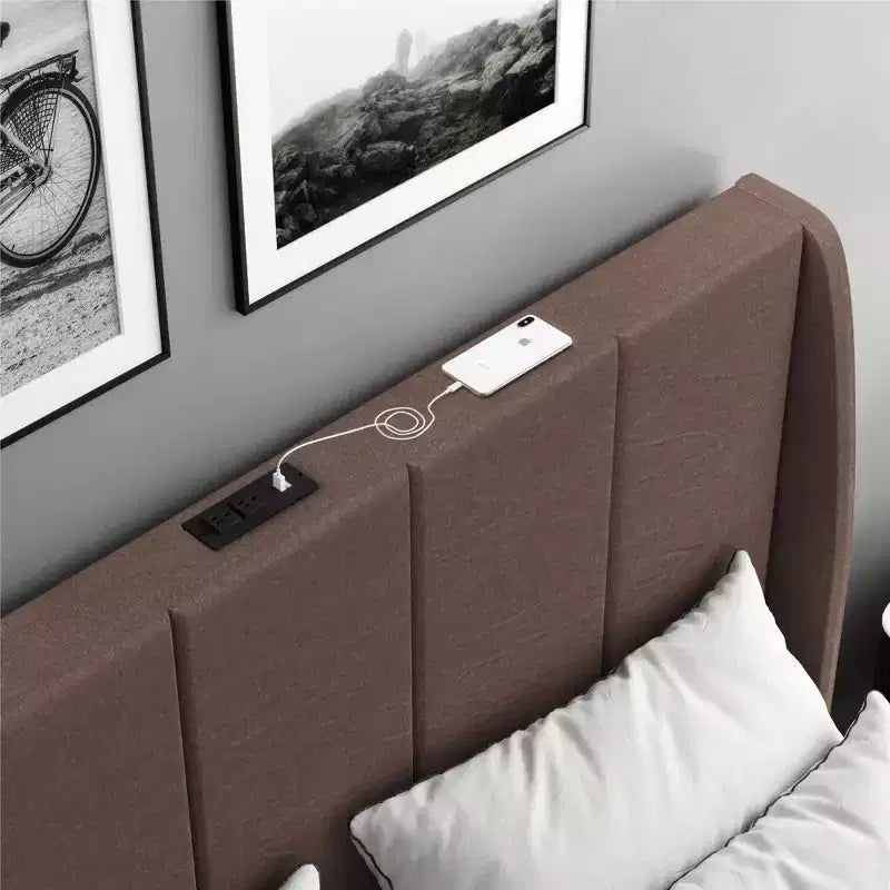 Lit capitonné DHP Lamora avec tête de lit à oreilles et port USB
