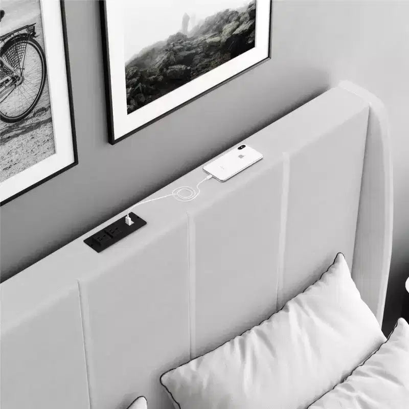Lit capitonné DHP Lamora avec tête de lit à oreilles et port USB