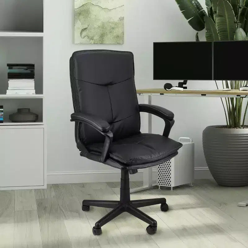 Chaise de bureau réglable Elama en similicuir capitonné noir à dossier haut