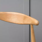 GDFStudio Virgil Chaises de salle à manger modernes en tissu et en hévéa (lot de 2)