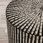 Jofran, Table d'appoint ronde Terrazzo fabriquée à la main en coquillage Capiz, collection Global Archive - Couleur noire