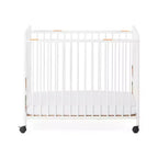 Lit de bébé portable compact non pliant Child Craft Siesta en métal avec 2 matelas et roues verrouillables, construction métallique durable, facile à nettoyer (blanc)