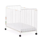 Lit de bébé portable compact non pliant Child Craft Siesta en métal avec 2 matelas et roues verrouillables, construction métallique durable, facile à nettoyer (blanc)