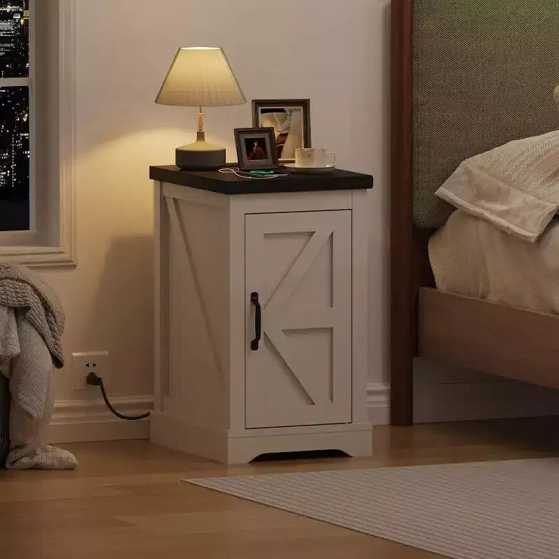 Table de chevet de style industriel avec station de charge comprenant 2 prises de courant intégrées + 2 ports de charge USB, convient aux chambres et aux bureaux.
