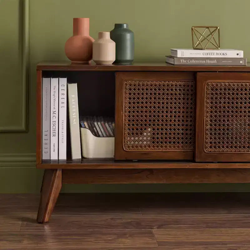 JVNOXK Meuble TV en rotin de style moderne du milieu du siècle, 150 cm, pour téléviseurs jusqu'à 65 pouces, avec pieds en bois massif et portes en rotin - Bois foncé