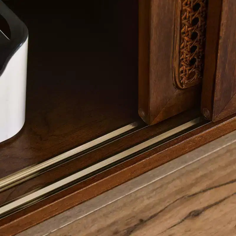 JVNOXK Meuble TV en rotin de style moderne du milieu du siècle, 150 cm, pour téléviseurs jusqu'à 65 pouces, avec pieds en bois massif et portes en rotin - Bois foncé