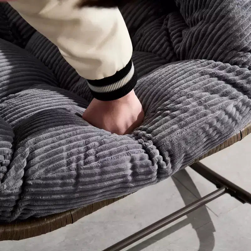 Fauteuil à bascule moderne en rotin avec coussin rembourré, fauteuil à bascule surdimensionné avec cadre en acier pour salon, chambre ou appartement - Panipeachy