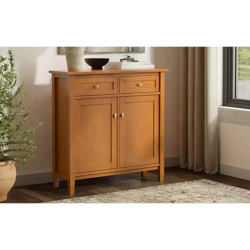 Meuble de rangement pour entrée de 36 po de large en bois massif de style transitoire Norfolk, brun doré pâle