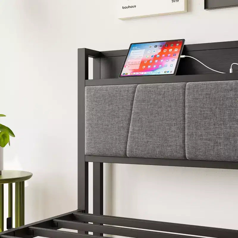 Cadre de lit double MAYEERTY avec tête de lit de rangement et station de recharge, pas besoin de sommier tapissier pour chambre à coucher