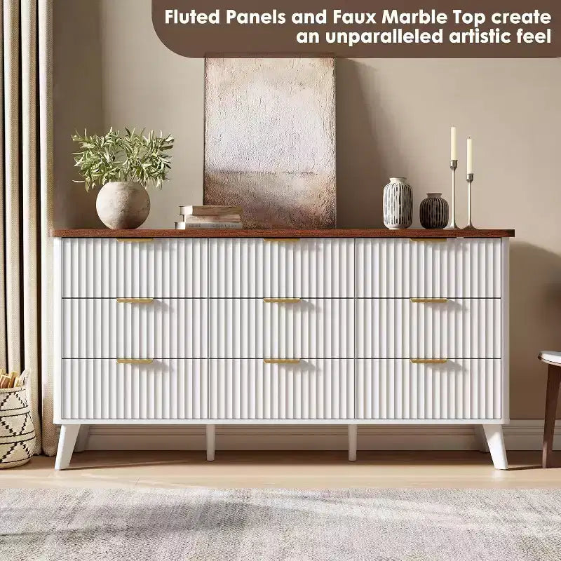 Commode cannelée Acekool à 9 tiroirs de 152 cm de large, commode moderne avec poignées dorées, organisateur de rangement incurvé pour chambre à coucher, salon, blanc