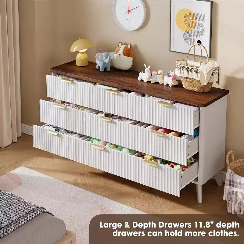 Commode cannelée Acekool à 9 tiroirs de 152 cm de large, commode moderne avec poignées dorées, organisateur de rangement incurvé pour chambre à coucher, salon, blanc