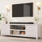 Meuble TV cannelé pour téléviseurs de 75 pouces et plus, meuble de divertissement moderne avec rangement à 2 niveaux, étagères réglables et poignées, console média pour salon et chambre