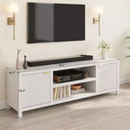 Meuble TV cannelé pour téléviseurs de 75 pouces et plus, meuble de divertissement moderne avec rangement à 2 niveaux, étagères réglables et poignées, console média pour salon et chambre