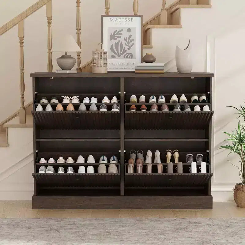 Meuble à chaussures cannelé avec 4 tiroirs basculants, Organiseur de chaussures étroit en bois cannelé avec étagères réglables et amovibles
