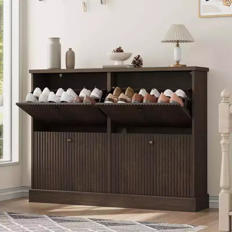 Meuble à chaussures cannelé avec 4 tiroirs basculants, Organiseur de chaussures étroit en bois cannelé avec étagères réglables et amovibles