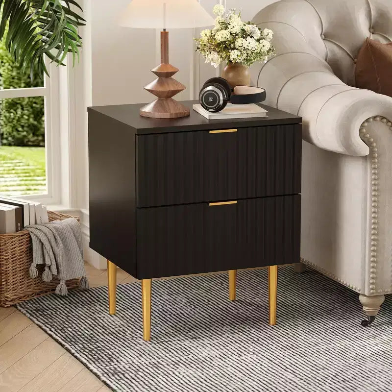 Lot de 2 tables de chevet modernes avec station de recharge, 2 tiroirs et design cannelé en bois | Table d'appoint dorée pour chambre, salon et bureau à domicile