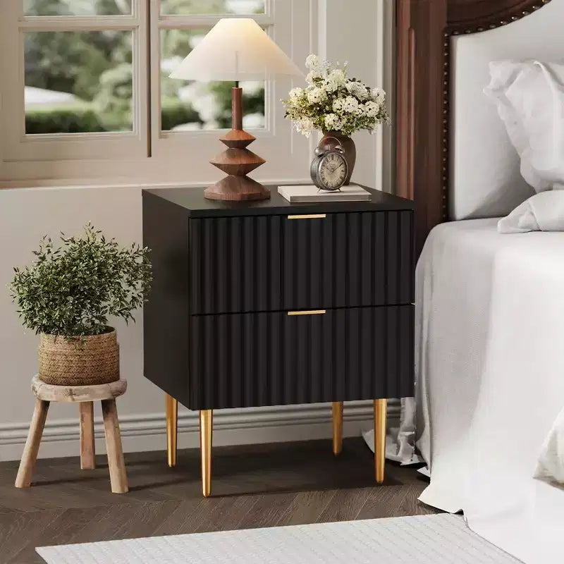Lot de 2 tables de chevet modernes avec station de recharge, 2 tiroirs et design cannelé en bois | Table d'appoint dorée pour chambre, salon et bureau à domicile