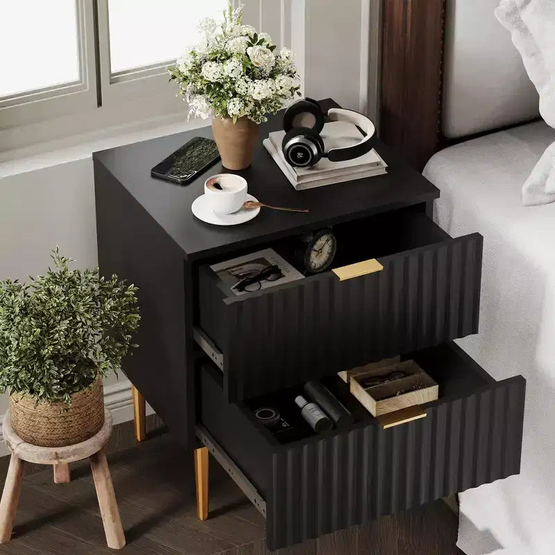 Lot de 2 tables de chevet modernes avec station de recharge, 2 tiroirs et design cannelé en bois | Table d'appoint dorée pour chambre, salon et bureau à domicile
