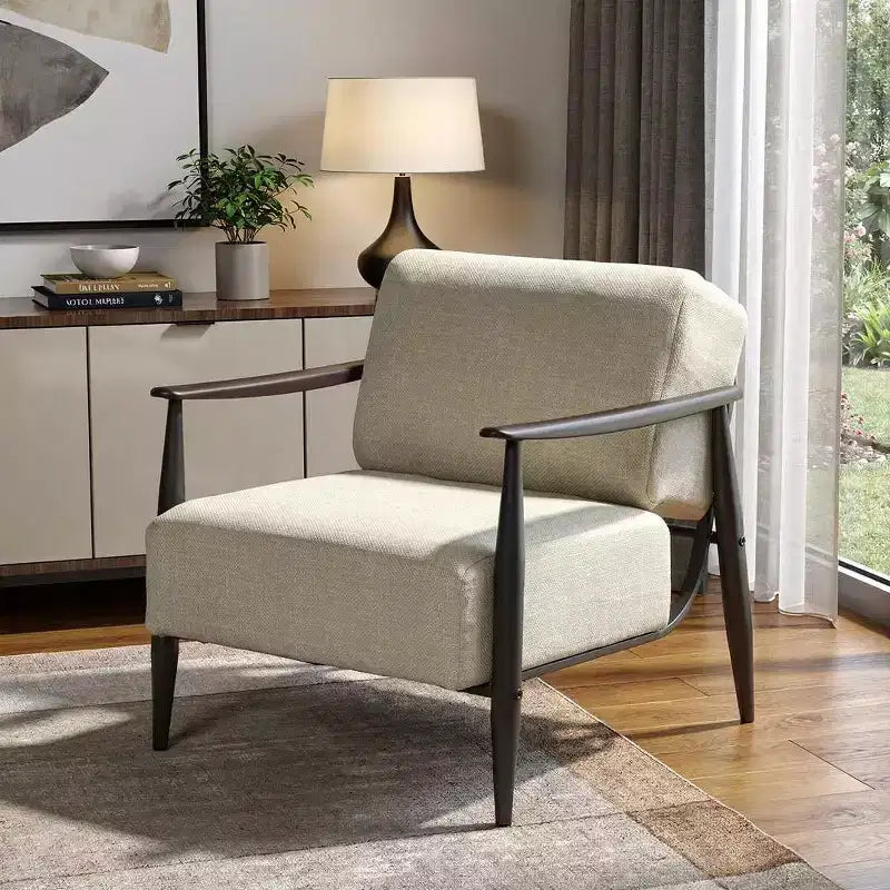 HomeRoots 28 Fauteuil rembourré en tissu beige et noir avec accoudoirs en bois massif