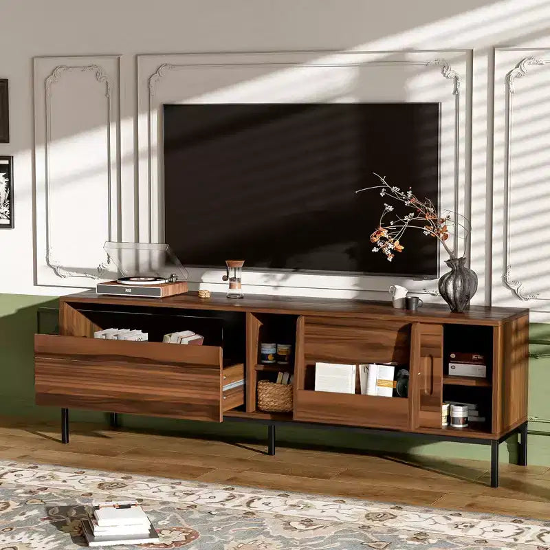 Meuble TV JVNOXK 70,8 pouces de style Mid-Century Modern avec espace de rangement, portes coulissantes, étagères réglables et cadre en métal. Idéal pour les salons