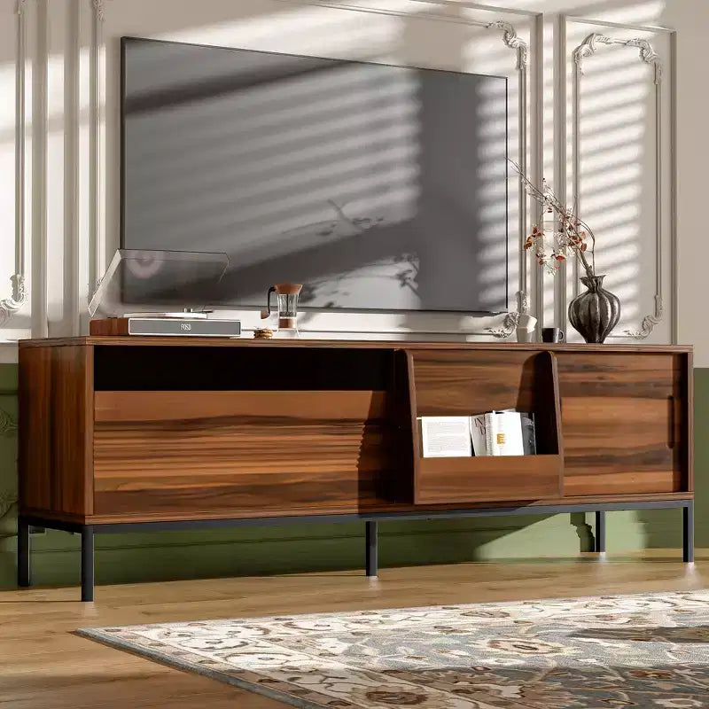 Meuble TV JVNOXK 70,8 pouces de style Mid-Century Modern avec espace de rangement, portes coulissantes, étagères réglables et cadre en métal. Idéal pour les salons