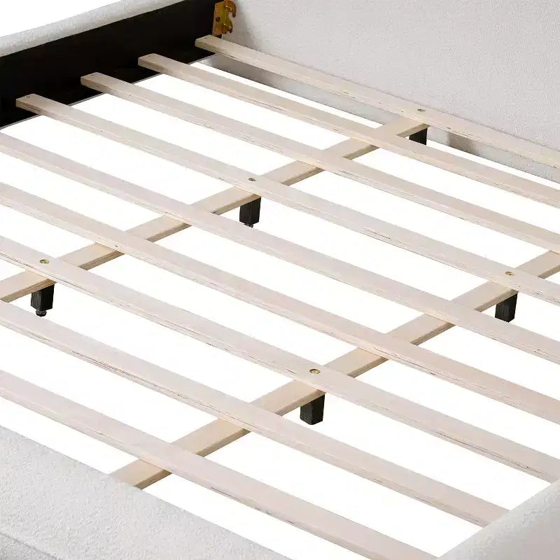 Lit plateforme rembourré Queen/King Size avec tête de lit épaisse rembourrée, pieds en bois massif et design incurvé, blanc - ModernLuxe