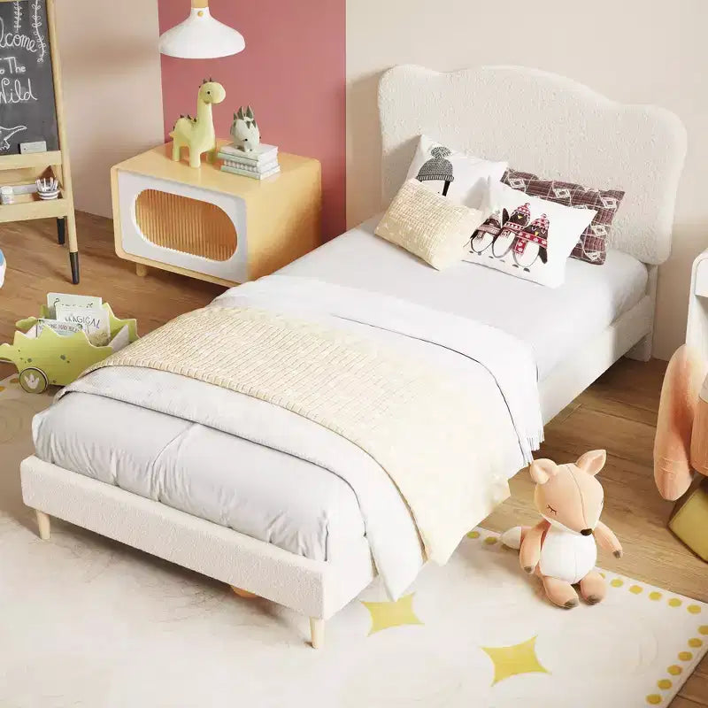 Cadre de lit double rembourré pour enfants avec tête de lit festonnée, lit double en velours mignon pour enfants, lit plateforme robuste, aucun sommier tapissier requis, lattes en bois