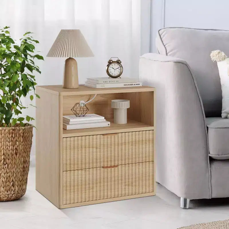 Table de chevet cannelée Oak-1 23, table d'appoint de style Mid-Century avec station de recharge et 2 tiroirs