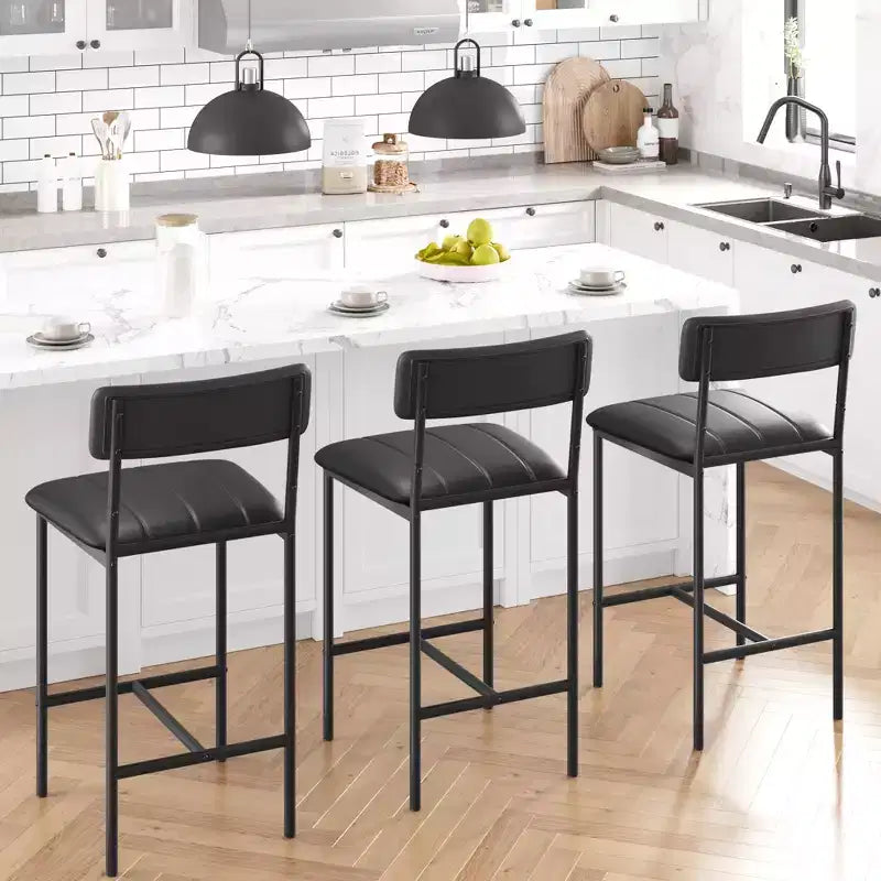 Quatre ensembles de chaises de salle à manger, avec coussins moelleux et dossiers ergonomiques. Pieds robustes en acier, adaptés aux salles à manger et aux cuisines. Couleur noire.