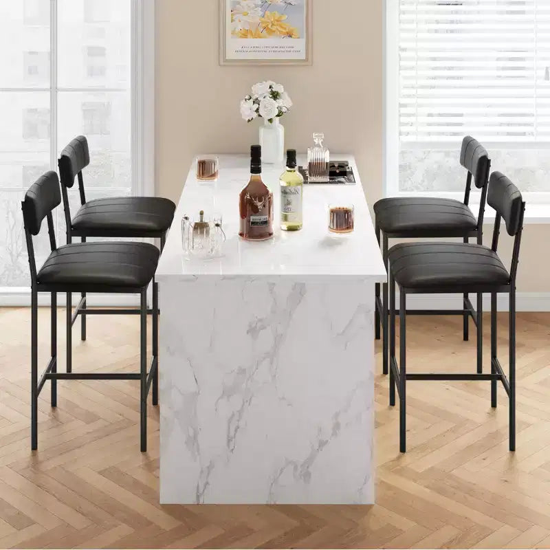 Quatre ensembles de chaises de salle à manger, avec coussins moelleux et dossiers ergonomiques. Pieds robustes en acier, adaptés aux salles à manger et aux cuisines. Couleur noire.