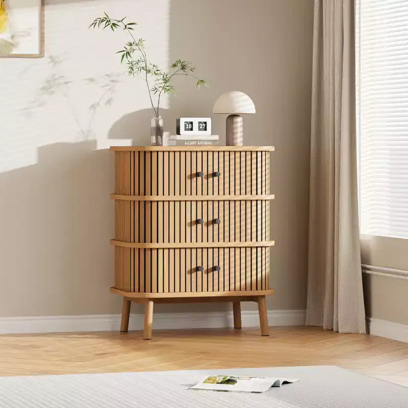 Commode à 3 tiroirs, commode de chambre à coucher de style mid-century, table de chevet en osier avec grand espace de rangement, poignées noires mates et pieds en bois
