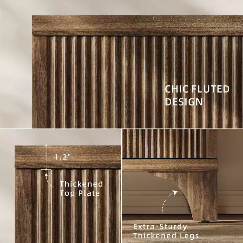 Bahut cannelé avec étagères réglables et portes en bois