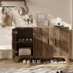 Bahut cannelé avec étagères réglables et portes en bois