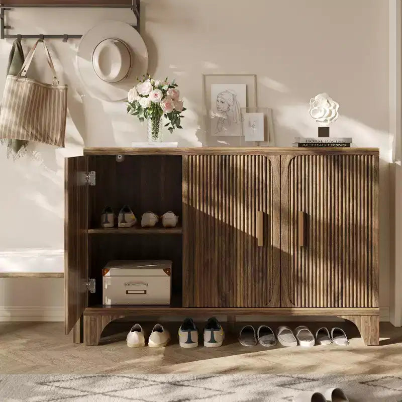 Bahut cannelé avec étagères réglables et portes en bois
