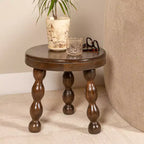 Table d'appoint ronde en bois de manguier avec pieds trépieds en noyer de Storied Home