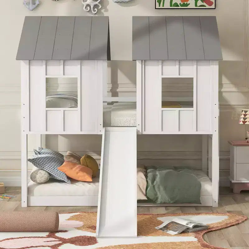 Lit superposé cabane jumeau sur jumeau avec toboggan, lits superposés maison au sol avec fenêtres et toit pour garçons et filles, blanc
