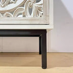 Meuble TV GDFStudio Vesna 58,6'' moderne de style mid-century avec motif ajouré, 2 portes et 2 étagères