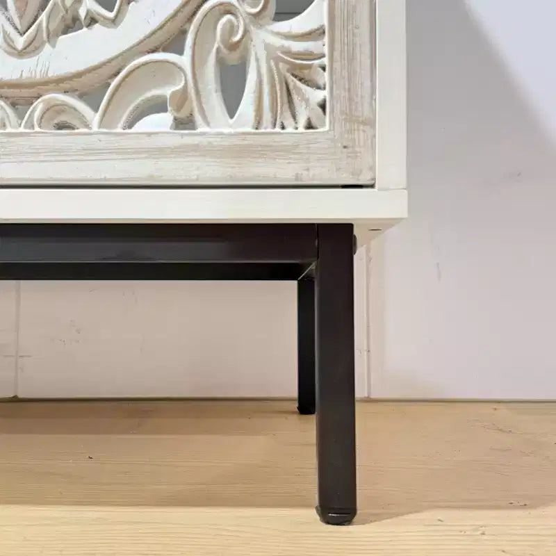 Meuble TV GDFStudio Vesna 58,6'' moderne de style mid-century avec motif ajouré, 2 portes et 2 étagères