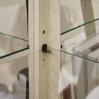 Vitrine d'angle éclairée avec étagères en verre réglables et dispositif anti-basculement pour collections d'antiquités