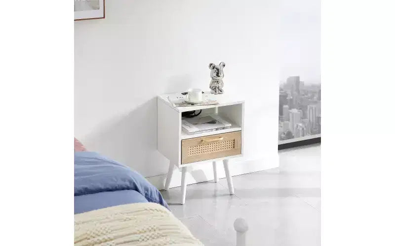 Table d'appoint en rotin de 40 cm avec prise de courant et ports USB, tiroir et pieds en bois massif pour salon et chambre à coucher, naturel
