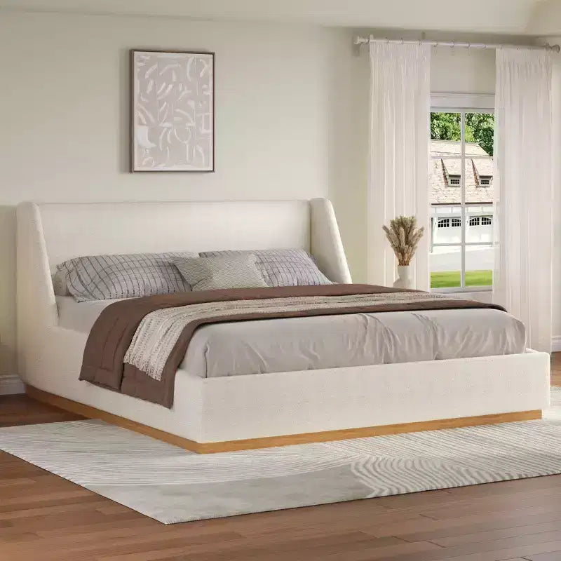 Lit plateforme rembourré moderne Marje Christopher Knight Home en bois d'hévéa avec tête de lit capitonnée