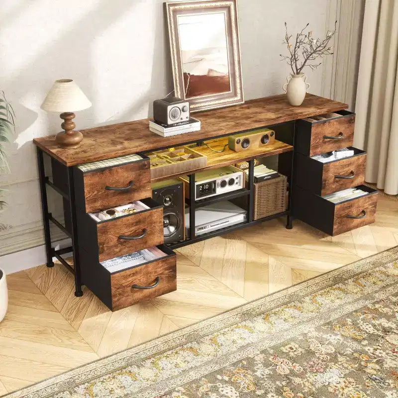 Meuble TV Qwatto de 55 pouces marron avec station de recharge, lumières LED, 6 tiroirs en tissu, meuble de rangement pour TV jusqu'à 60 pouces, rangement de chambre