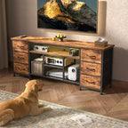 Meuble TV Qwatto de 55 pouces marron avec station de recharge, lumières LED, 6 tiroirs en tissu, meuble de rangement pour TV jusqu'à 60 pouces, rangement de chambre